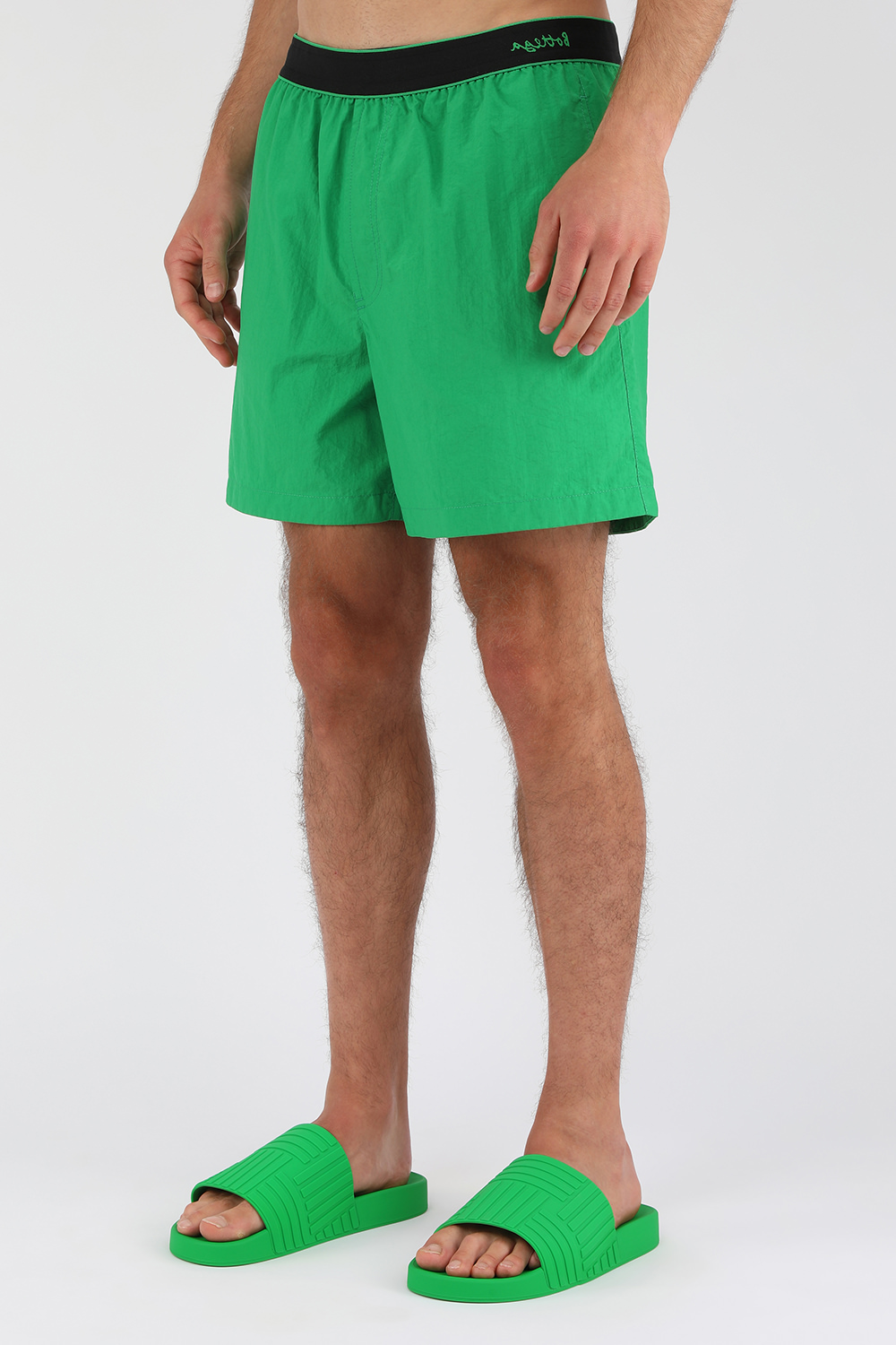 תמונת כל הלוק של כפכפי סליידס ירוקים מעוצבים